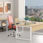 Γραφείο εργασίας Dromeas σειράς Neo O γωνιακό διάστασης 160Χ160Χ73Η με σκελετό σε απόχρωση υπόλευκο και επιφάνεια σε απόχρωση φυσικό δρυς